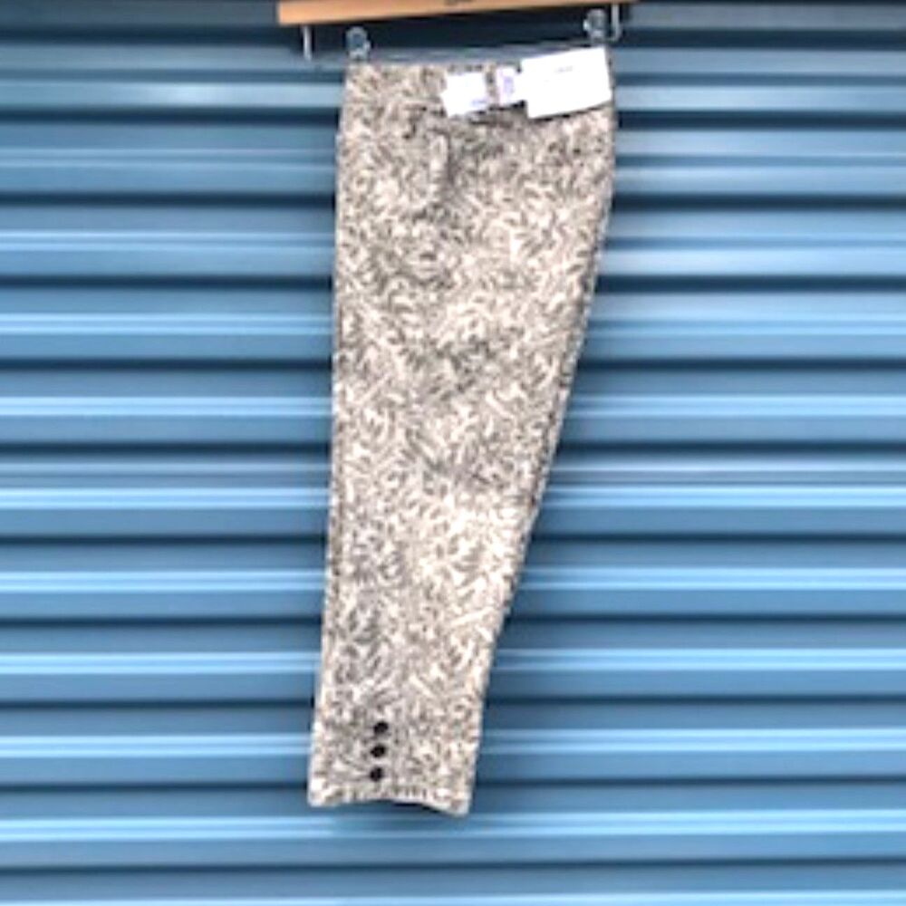 Size: 4 Petite Women's Crop Jeans . Floral Pattern . Shaped Fit Mid Rise . NWTs